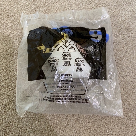 Sneezy Snow White & 7 dwarfs bag charm Disney - Picture 4 of 4